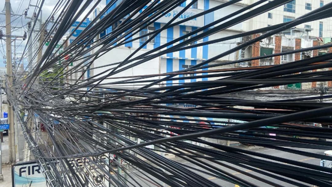 ผู้ว่าฯ กทม. ปิ๊งไอเดียสางปัญหาสายสื่อสารรกรุงรัง ‘ต้องขออนุญาตก่อนพาดสาย’