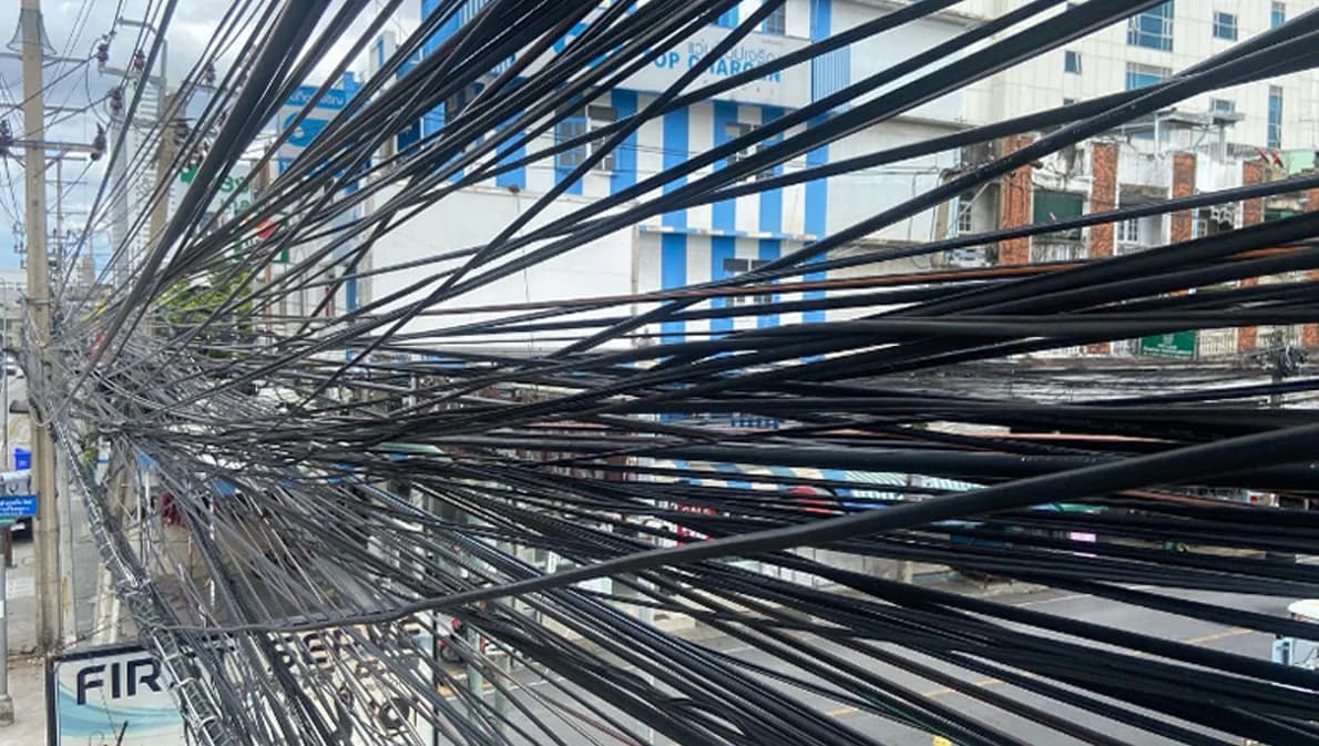 ผู้ว่าฯ กทม. ปิ๊งไอเดียสางปัญหาสายสื่อสารรกรุงรัง ‘ต้องขออนุญาตก่อนพาดสาย’