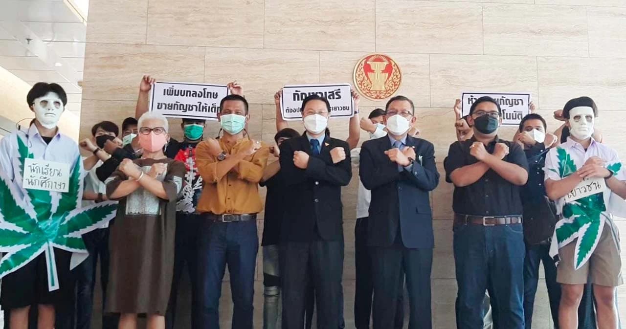 ‘ทิชา’ นำเยาวชนยื่นกมธ.กัญชาฯ ปกป้องกลุ่มเปราะบาง