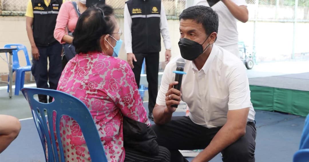 มอบเงินช่วยเหลือค่าที่พักอาศัยให้ผู้ประสบเหตุเพลิงไหม้ชุมชนบ่อนไก่ 113 ครอบครัว