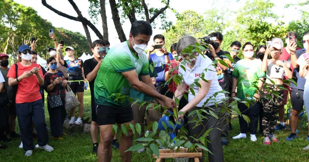 ผู้ว่าฯ ชัชชาติ ร่วมปลูกต้นไม้กับเอกอัครราชทูตแคนาดา ปลื้มใจเดือนเดียวมีคนร่วมปลูกต้นไม้แล้ว  1.3 ล้านต้น