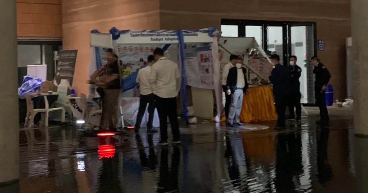 สภาฯ แจงปม ‘น้ำรั่วซ้ำซาก’ แค่พายุฝนสาดเข้าพื้นที่นิทรรศการ ส่วนภาพน้ำรั่วจากเพดานเป็นภาพเก่าแก้ไขไปแล้ว