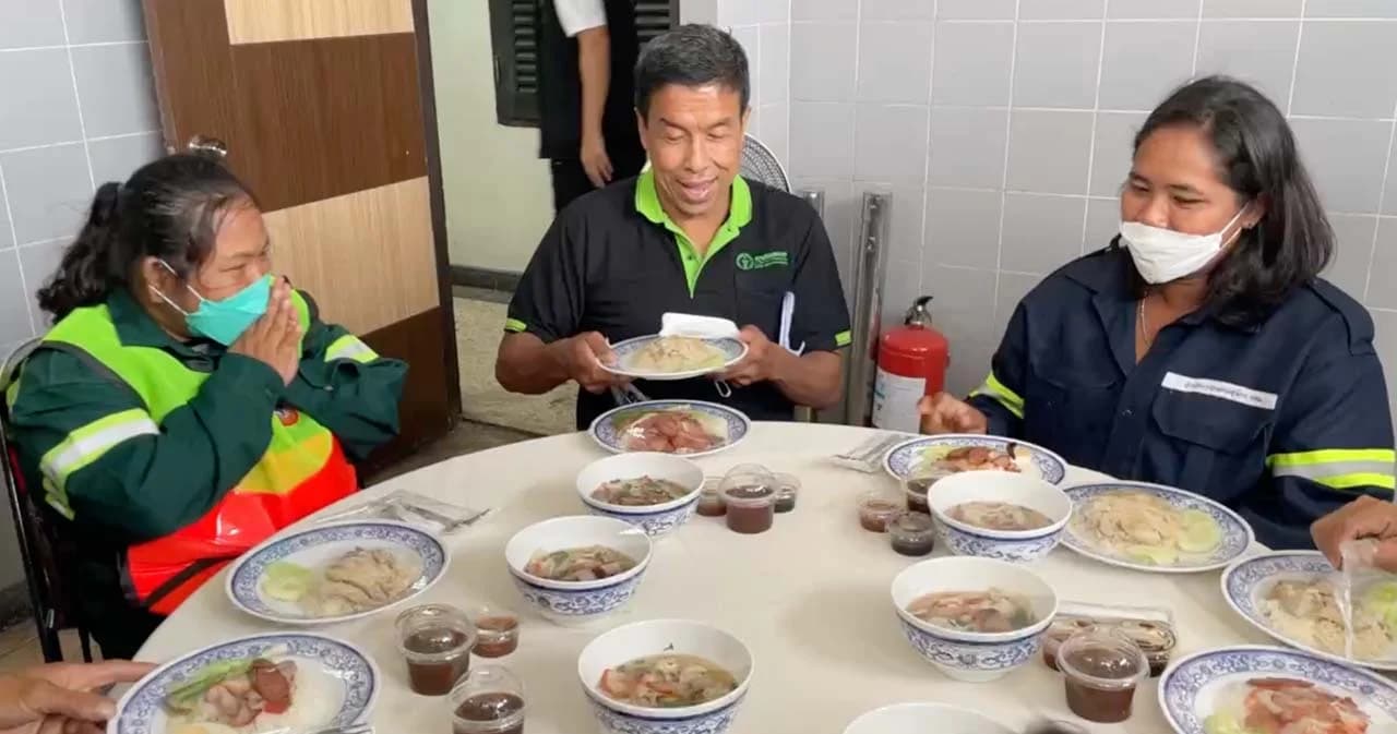‘ชัชชาติ’ เชิญ ‘พนักงานกวาดขยะ เก็บขยะสูบส้วม’ ร่วมโต๊ะกินข้าว