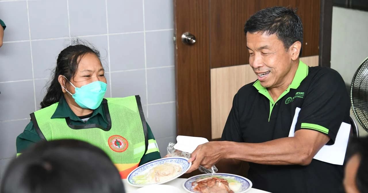 เปิดที่มาไอเดีย ‘ชัชชาติ’ เชิญ ‘พนักงานกวาดขยะ เก็บขยะสูบส้วม’ ร่วมโต๊ะกินข้าว