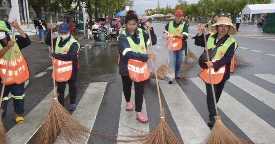 กทม. ตั้งคณะกรรมการยกร่าง เพิ่มค่าตอบแทน ‘พนักงานกวาด’ 28,122 ราย 