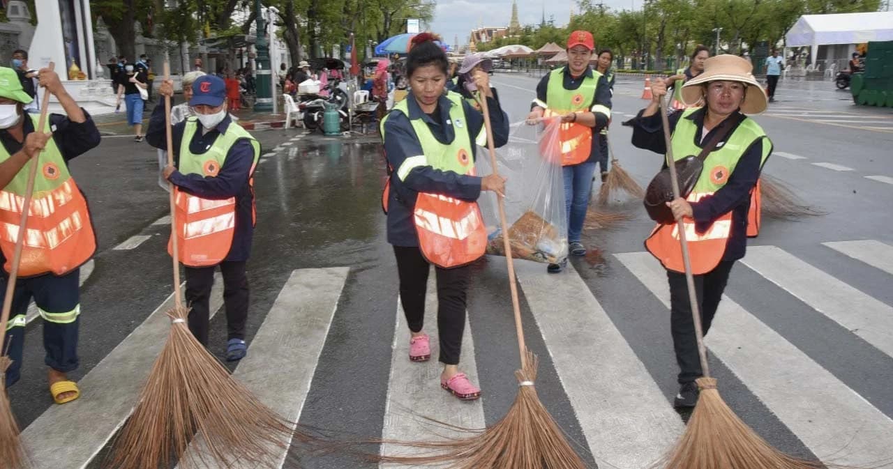 กทม. ตั้งคณะกรรมการยกร่าง เพิ่มค่าตอบแทน ‘พนักงานกวาด’ 28,122 ราย