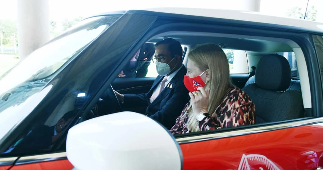 นายกฯ ถูกใจ รถอีวี มินิคูเปอร์สีแดง ของทูตสวิส ขอลองขับรอบทำเนียบรัฐบาล