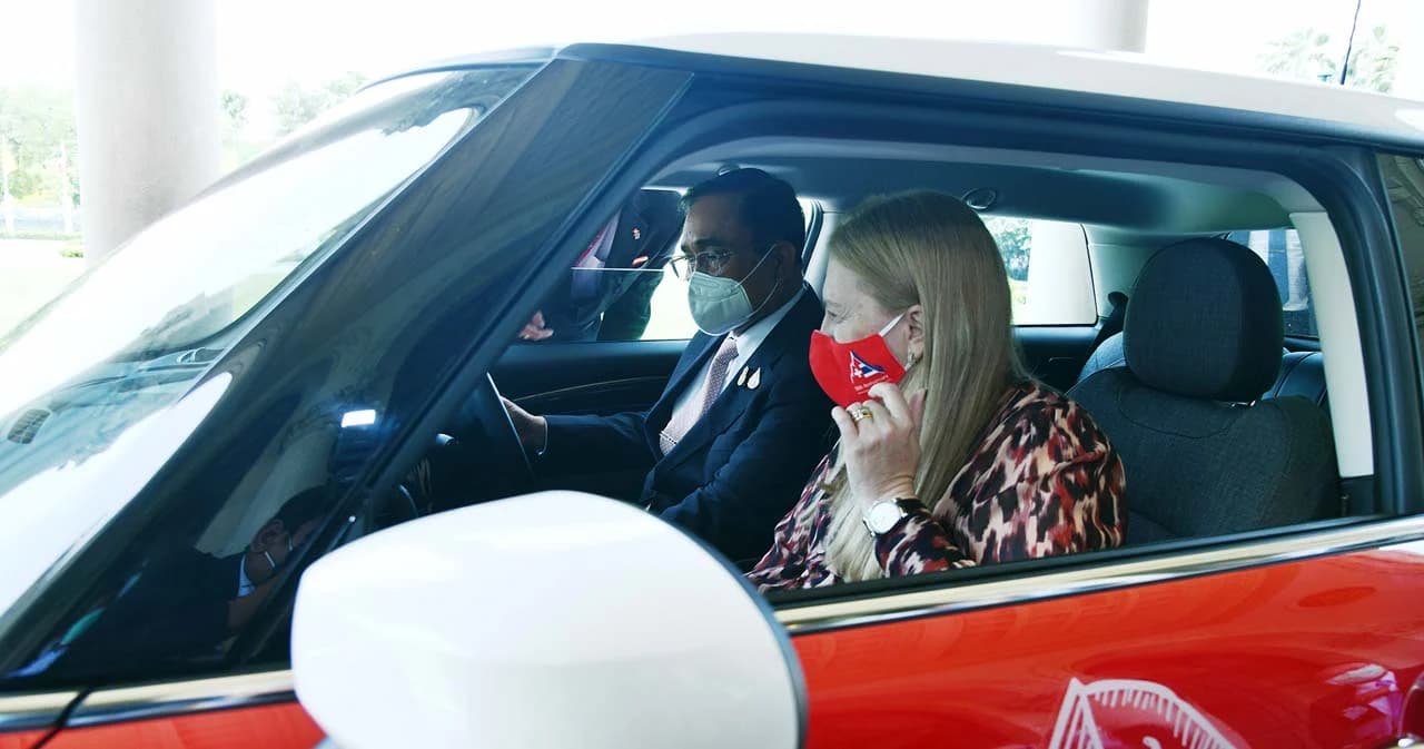 นายกฯ ถูกใจ รถอีวี มินิคูเปอร์สีแดง ของทูตสวิส ขอลองขับรอบทำเนียบรัฐบาล