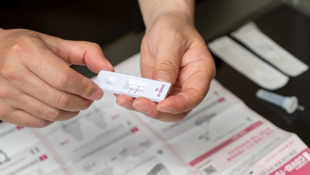 เช็กแนวทางปฏิบัติ ‘สิทธิบัตรทอง’ ติดโควิดเข้าระบบการรักษาอย่างไร ตามแนวทางใหม่ สปสช.