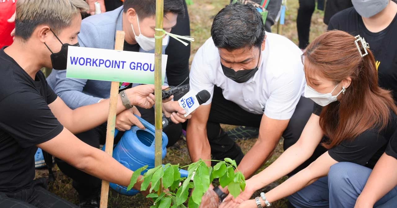 WORKPOINT GROUP และสื่ออีกหลายสำนักร่วมปลูกตันไม้กับ ผู้ว่าฯ ชัชชาติ ตามคำท้า