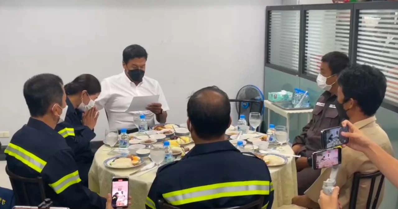 ‘ชัชชาติ’ สัญจรเขตบางบอน ร่วมทานอาหารกับพนักงานทำความสะอาด