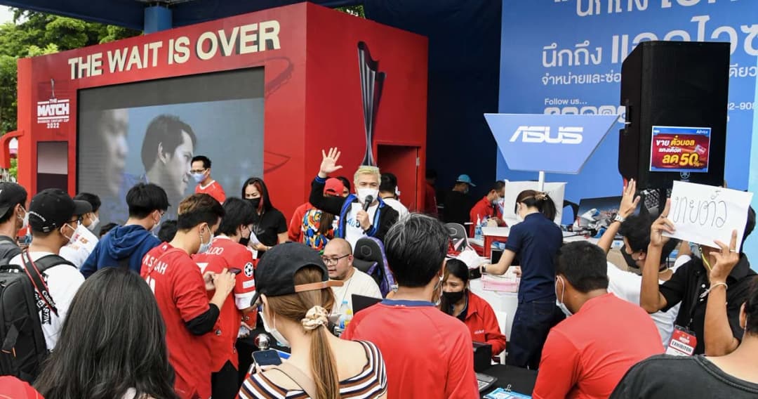 แฟนบอลแห่ซื้อตั๋วศึกแดงเดือด ลดราคา 50 % หน้าสนามราชมังคลากีฬาสถาน