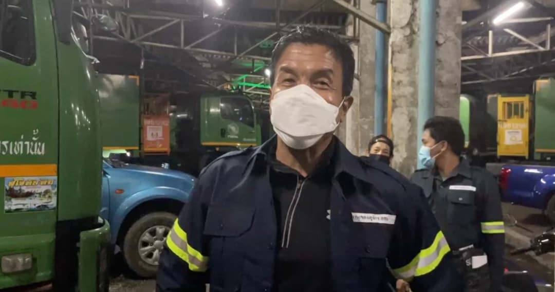 ‘ชัชชาติ’ ไลฟ์กลางดึกใส่ชุดเก็บขยะ นั่งรถไปกับพนักงานหาไอเดียแก้ปัญหาขยะ