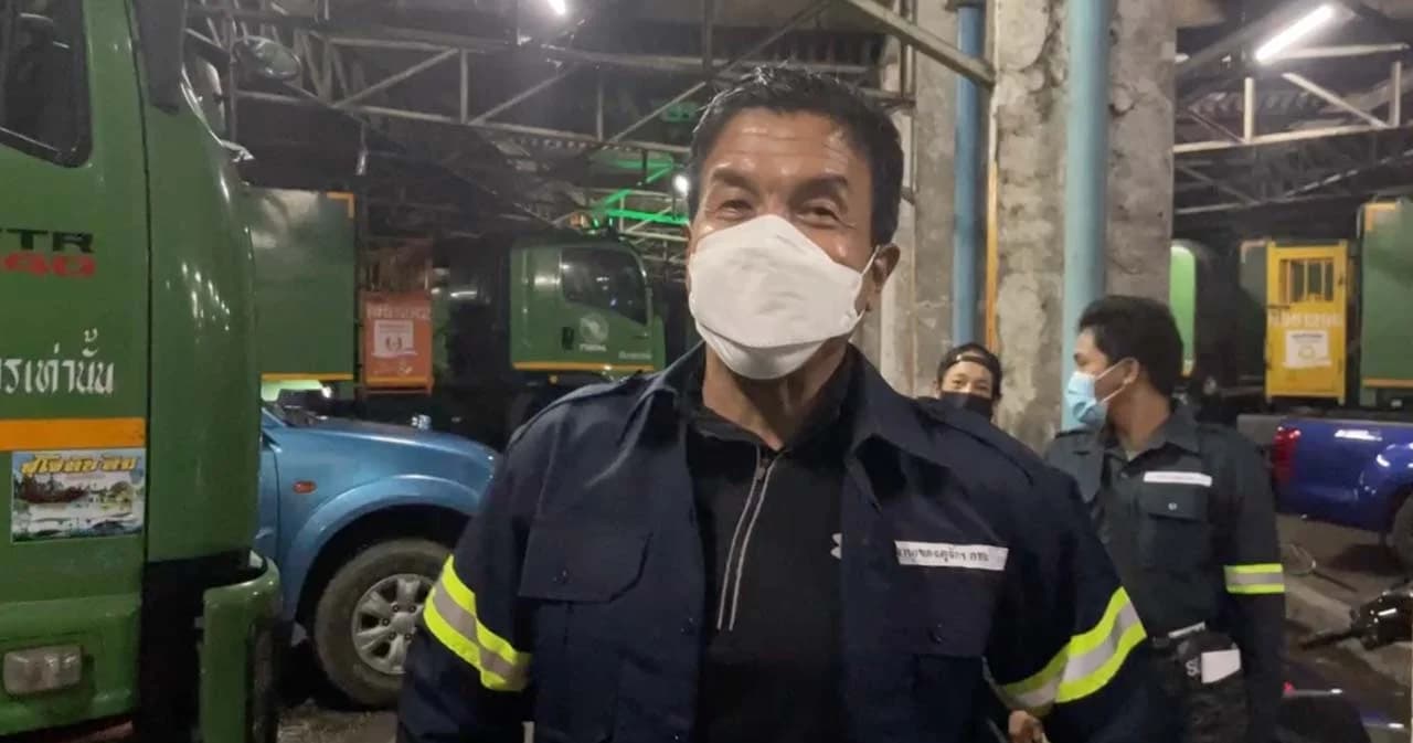 ‘ชัชชาติ’ ไลฟ์กลางดึกใส่ชุดเก็บขยะ นั่งรถไปกับพนักงานหาไอเดียแก้ปัญหาขยะ