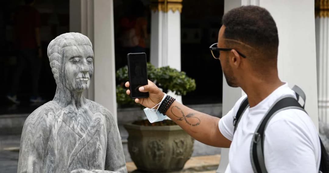 นักท่องเที่ยว ชม ‘รูปปั้นหินอ่อนโบราณ’ ที่วัดพระแก้ว หลังขุดพบระหว่างปรับปรุงเส้นทาง