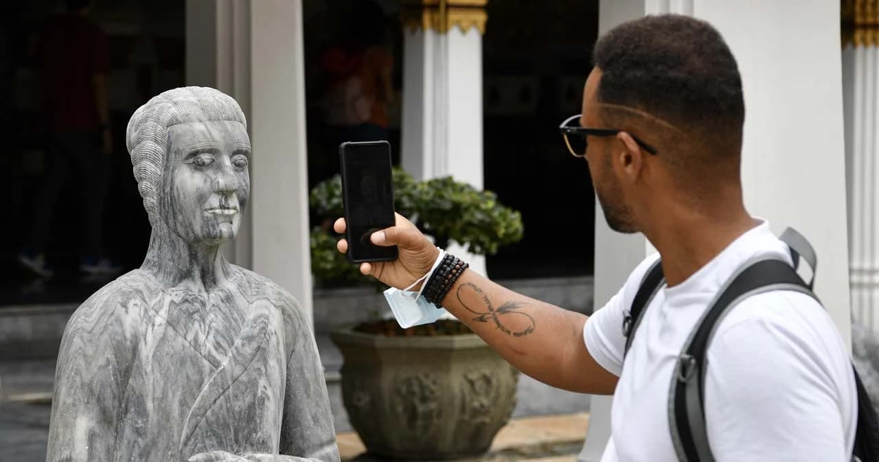 นักท่องเที่ยว ชม ‘รูปปั้นหินอ่อนโบราณ’ ที่วัดพระแก้ว หลังขุดพบระหว่างปรับปรุงเส้นทาง