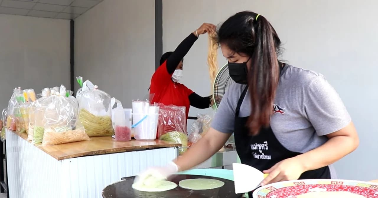 ลิซ่า ม้วนโรตีสายไหมโชว์ แม่ค้า ชวนมาทานฟรีที่อยุธยา หวังกระแสดี เหมือนลูกชิ้นยืนกิน