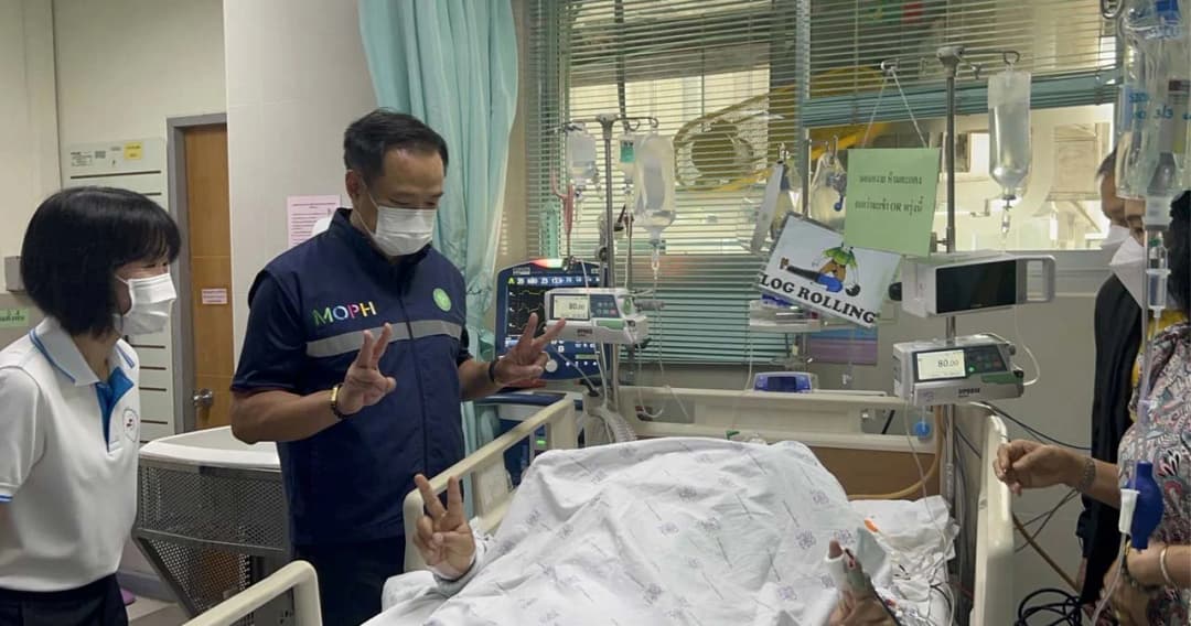 ‘แม่ทัพภาคที่ 4’ กำลังใจดี ‘อนุทิน’ เผยต้องรักษาตัวอีกอย่างน้อย 3 สัปดาห์ หลังอุบัติเหตุ ฮ. ลงจอดฉุกเฉิน