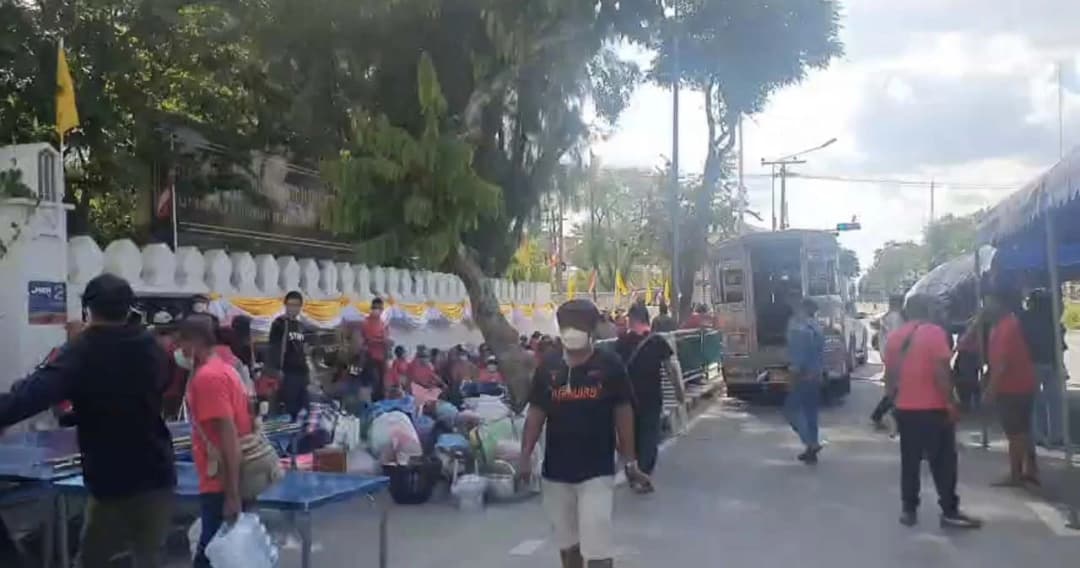 ผู้ค้าลอตเตอรี่รายย่อย จ.เลย  ปักหลักค้างหน้าทำเนียบรัฐบาล รอยื่นขอปลดบอร์ดกองสลากฯ