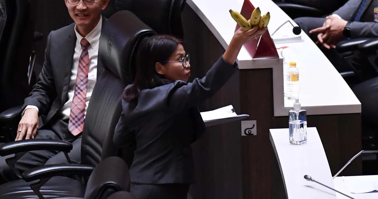 ‘ส.ส.มนพร’ ชูกล้วยกลางสภา ซัด ‘พล.อ.ประวิตร-พล.อ.ประยุทธ์’ แก้ยาเสพติดเหลว