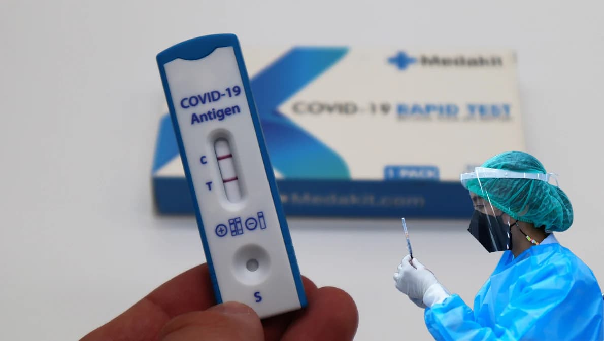 หมอธีระวัฒน์ชี้ ATK ขึ้น 2 ขีดคือแพร่เชื้อให้คนใกล้ตัวแล้ว แนะกักตัวทันทีเมื่อรู้สึกไม่สบาย