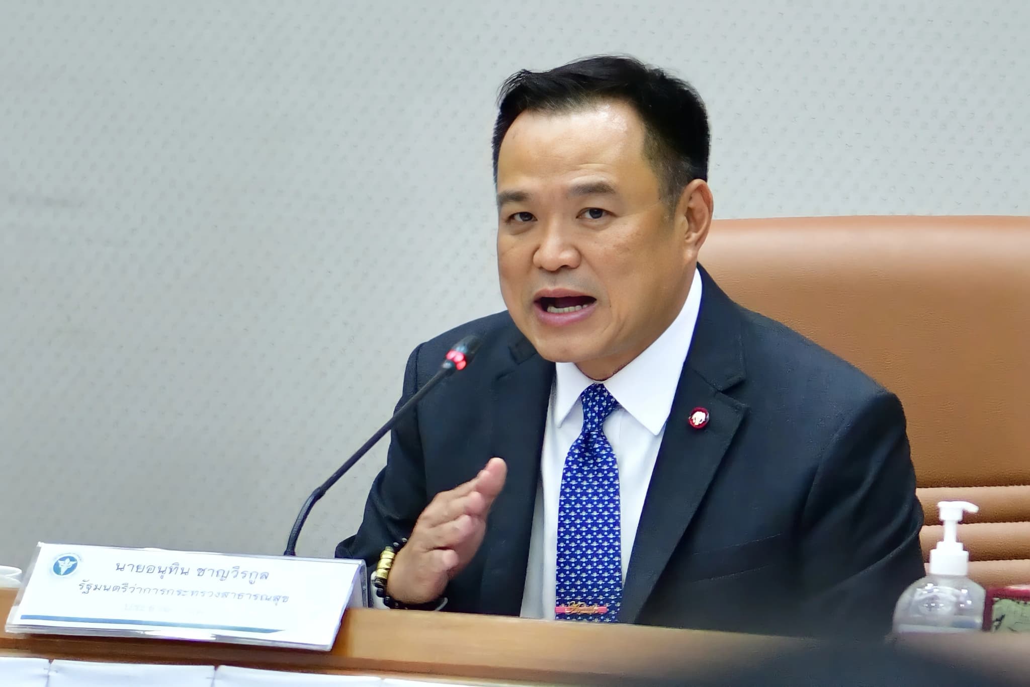 ‘อนุทิน’ ยืนยัน ‘ฟาวิพิราเวียร์’ นำเข้าในระบบรักษาไม่ขาด เอกชนซื้อได้จากบริษัทที่ขึ้นทะเบียนกับ อย.เท่านั้น