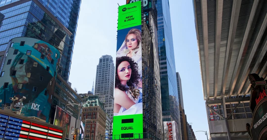 ‘นิว-จิ๋ว’ ได้ขึ้นบิลบอร์ดยักษ์ ใจกลางไทม์สแควร์ นิวยอกร์ก ในโปรเจกต์ ‘Spotify EQUAL’