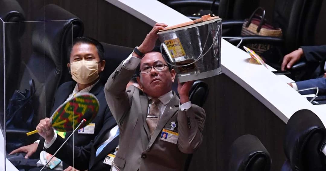 ‘จิรายุ’ ซัด ‘ประยุทธ์’ มหากาพย์สวาปาม ’ดิน น้ำ ลม ไฟ’ อัดรัฐบาลแก้ปัญหาพลังงานล้มเหลว พร้อมยกเตามหาเศรษฐีโชว์กลางสภา