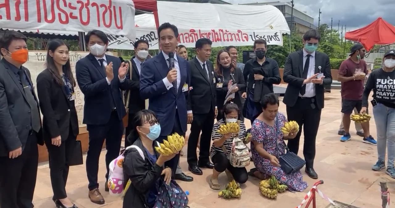 พิธา ลั่น รัฐสภาต้องไม่ใช่สมรภูมิกล้วยอีกต่อไป ขอประชาชนอย่าเลือกคนแจกกล้วย-รับกล้วย