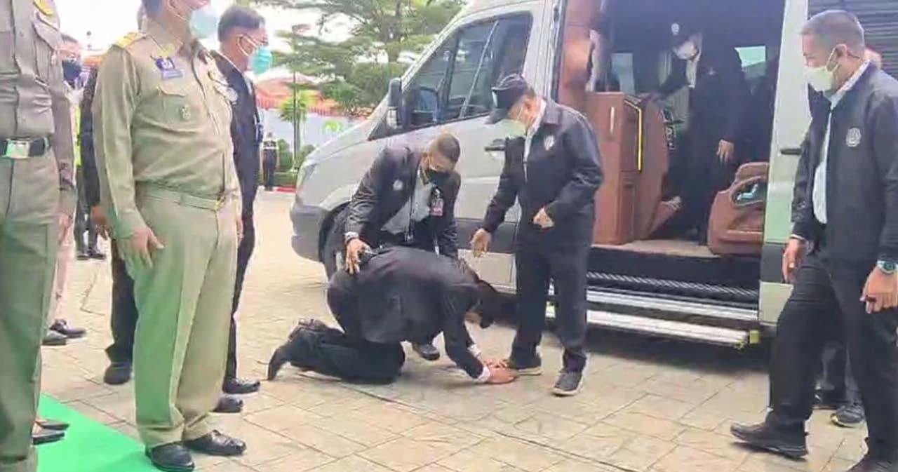 ‘กรุงศรีวิไล’ เผยกราบเท้า ‘พล.อ.ประวิตร’ อยากขอโทษที่โหวตไม่ไว้วางใจ ‘พล.อ.อนุพงษ์’