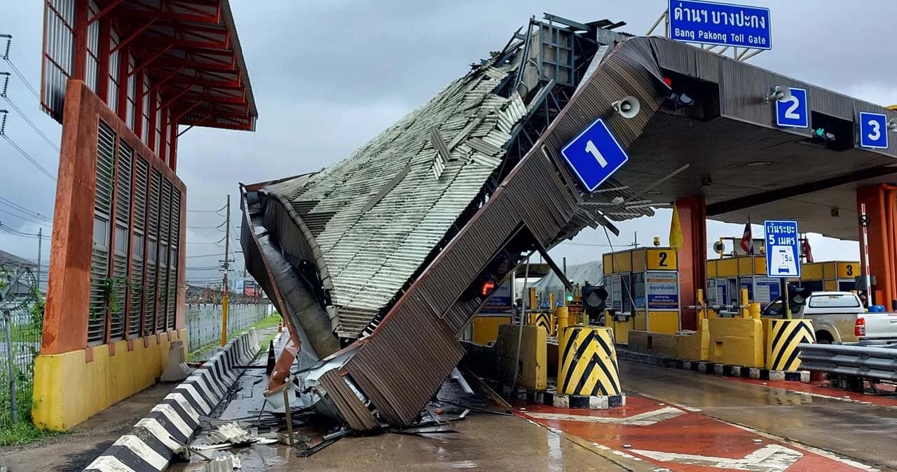 ‘ศักดิ์สยาม’ เผยเกิดฝนตกหนัก เป็นเหตุให้หลังคาช่องเก็บค่าผ่านทางด่านบางปะกง 2 ถล่ม