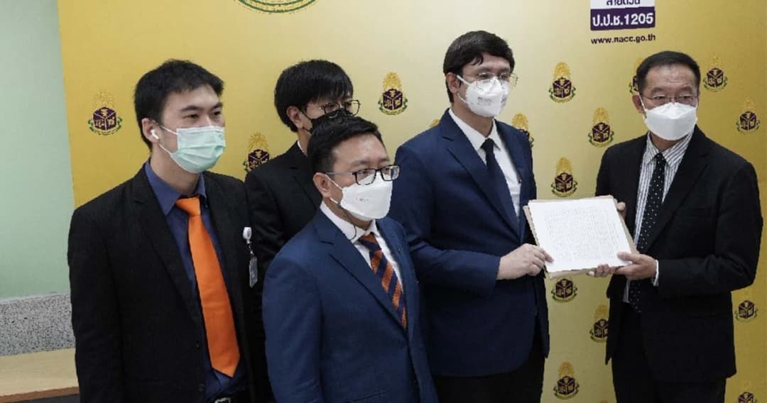 ‘ก้าวไกล’ ยื่น ป.ป.ช.สอบ นายกฯ และคณะ  ต่อเนื่องจากอภิปรายไม่ไว้วางใจ   กรณีทุจริตกองบินตำรวจ-ตั๋วช้าง 