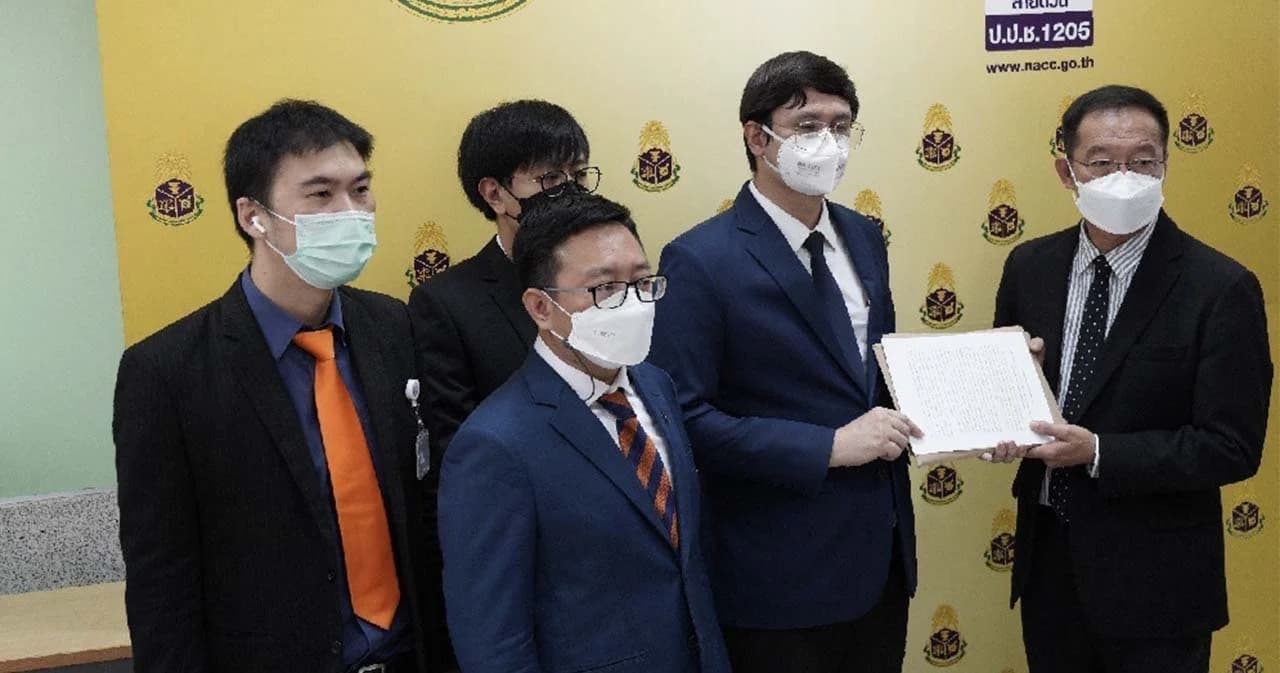 ‘ก้าวไกล’ ยื่น ป.ป.ช.สอบ นายกฯ และคณะ ต่อเนื่องจากอภิปรายไม่ไว้วางใจ กรณีทุจริตกองบินตำรวจ-ตั๋วช้าง