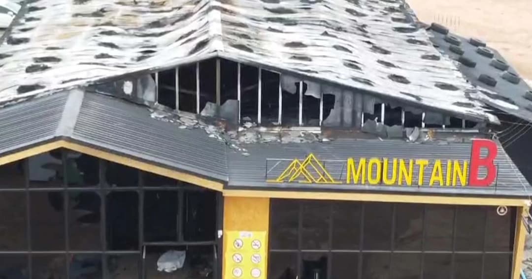 ศาลให้ประกันตัวเจ้าของ ‘เมาท์เทน บี’ วงเงิน 3 เเสนบาท ใส่กำไล EM