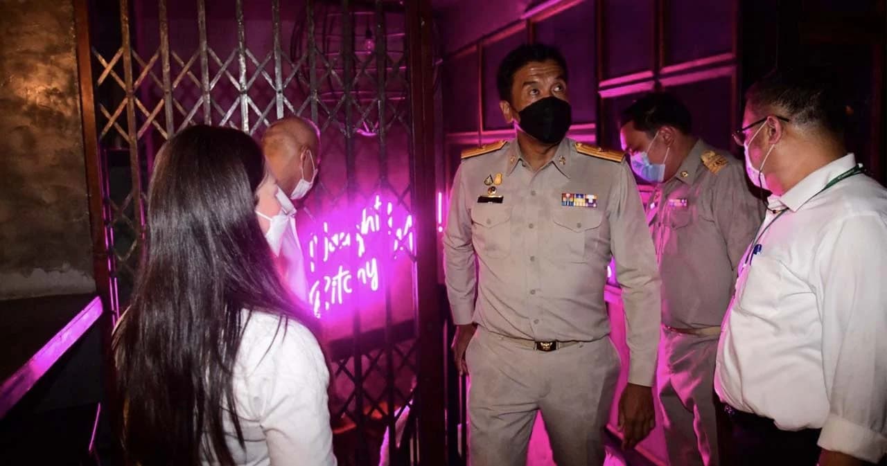 ผู้ว่าฯ ชัชชาติ สุ่มตรวจสถานบันเทิงในกทม. เร่ง 18 ร้าน แก้ไขทางหนีทางไฟ