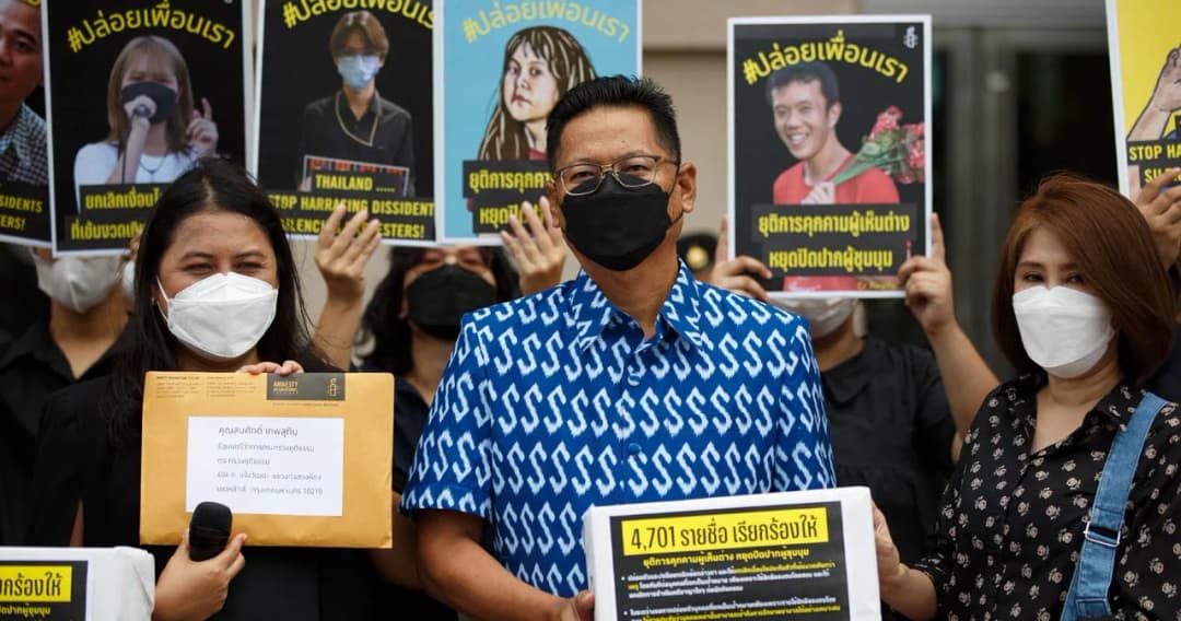 แอมเนสตี้ ยื่นเกือบ 5,000 รายชื่อต่อ รมว.ยุติธรรม เรียกร้องปล่อยตัวและคืนสิทธิให้กับนักกิจกรรม