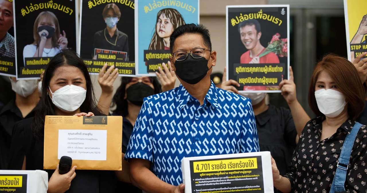 แอมเนสตี้ ยื่นเกือบ 5,000 รายชื่อต่อ รมว.ยุติธรรม เรียกร้องปล่อยตัวและคืนสิทธิให้กับนักกิจกรรม