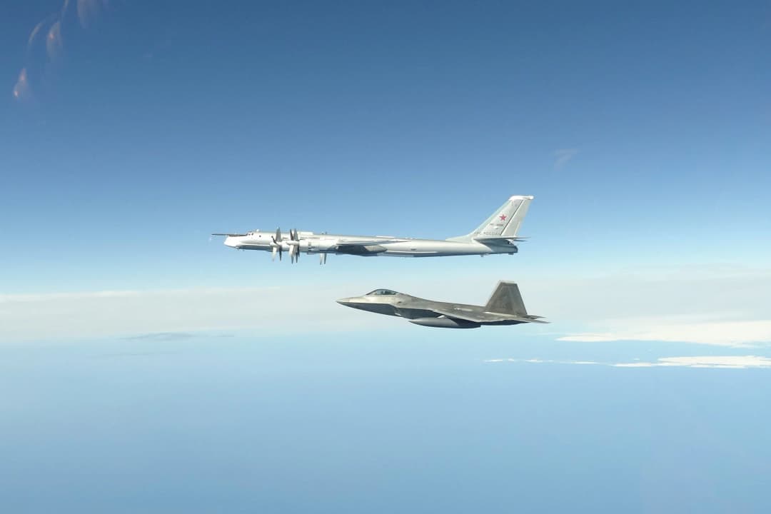 สหรัฐฯ ส่ง F-22 บินประกบ หลังพบเครื่องบินทหารรัสเซียบินเข้าใกล้น่านฟ้าอลาสกา