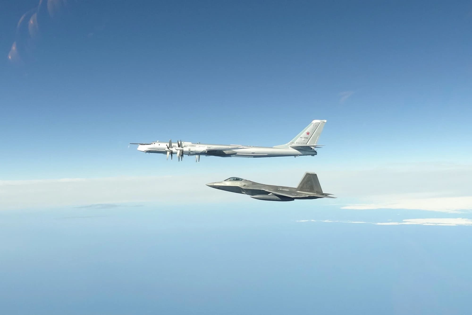 สหรัฐฯ ส่ง F-22 บินประกบ หลังพบเครื่องบินทหารรัสเซียบินเข้าใกล้น่านฟ้าอลาสกา