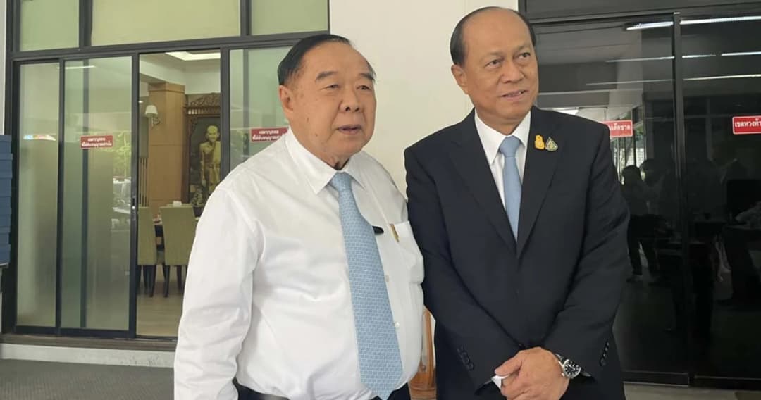 ‘นายกฯ-อนุพงษ์’ เข้าอวยพร  ครบรอบ 77 ปี ‘พล.อ.ประวิตร’ โอบเอวถ่ายรูปโชว์ไม่ทะเลาะ