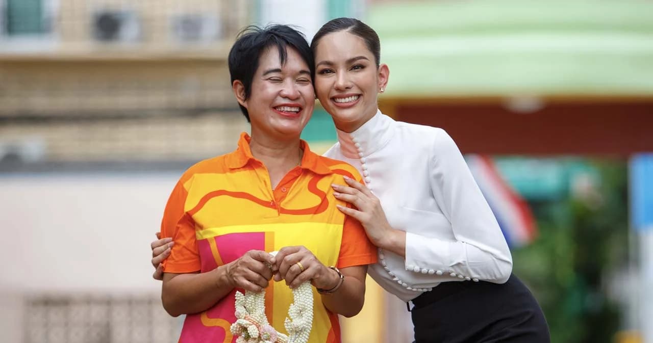 ‘แอนนา’ มิสยูนิเวิร์สไทยแลนด์ 2022 นำพวงมาลัยไปไหว้แม่ ในวันแม่ พบกันครั้งแรกหลังรับมงกุฎ
