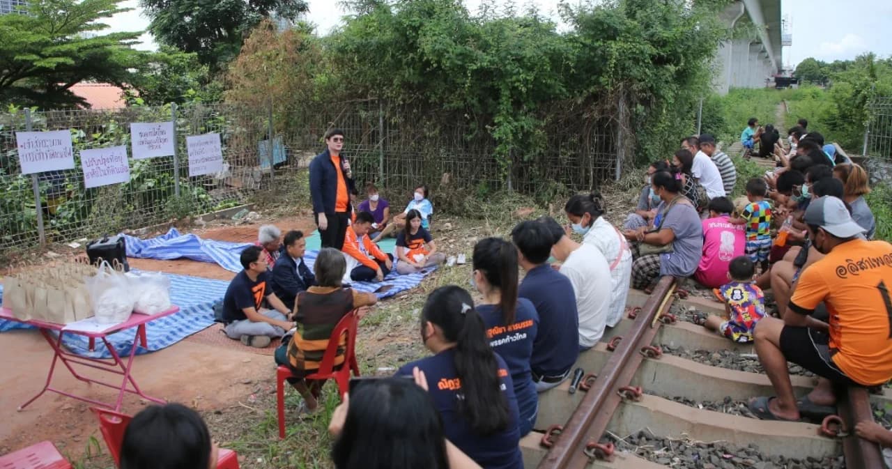 ‘โรม’ นำทีมก้าวไกล ลุยขอนแก่น รับฟังปัญหาที่ดิน เสี่ยงถูกไล่รื้อ ถ้าพรรคได้เป็นรัฐบาลจะแก้ปัญหาทั่วประเทศ