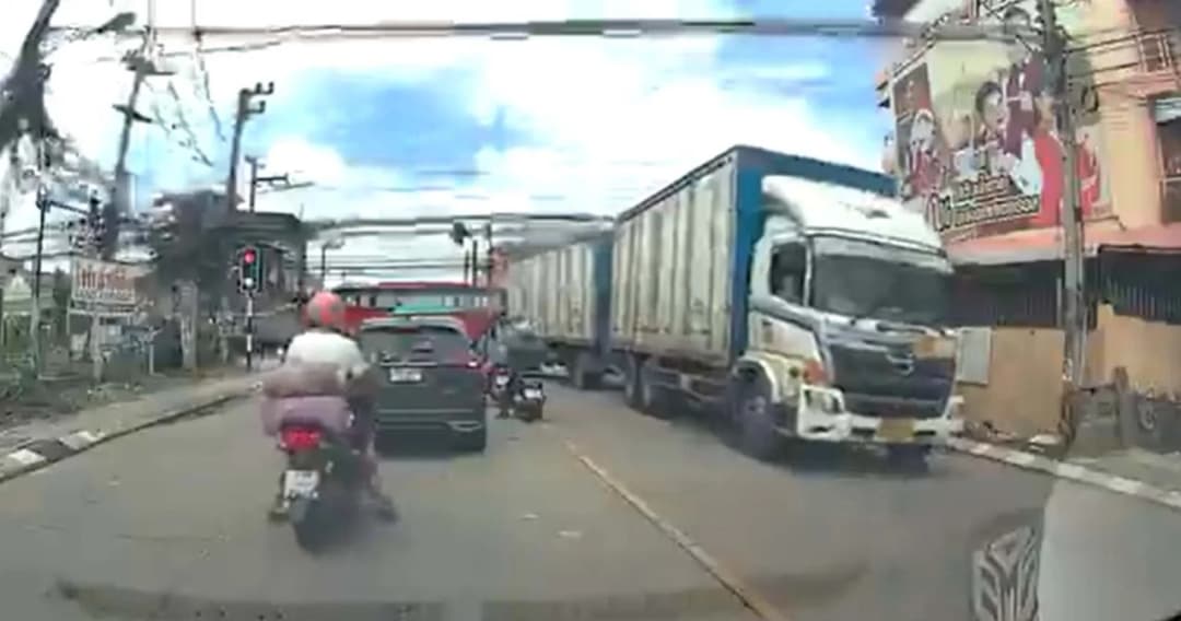 เปิดคลิป รถบรรทุกเกี่ยวสายไฟฟ้าจนเสาล้ม ช็อตตูมกลางถนน