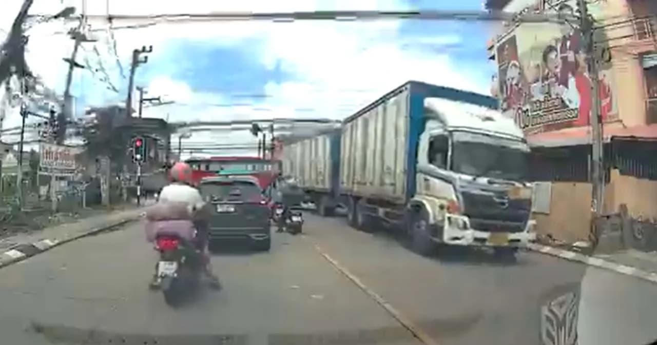 เปิดคลิป รถบรรทุกเกี่ยวสายไฟฟ้าจนเสาล้ม ช็อตตูมกลางถนน