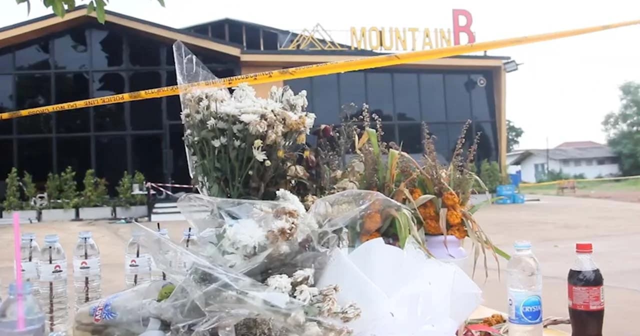 ครบ 12 วัน ไฟไหม้ ‘เมาท์เทน บี’ ตร.นำหมายค้นเข้าค้นบ้าน ‘สมยศ’ เจ้าของผับหลังออกหมายจับ