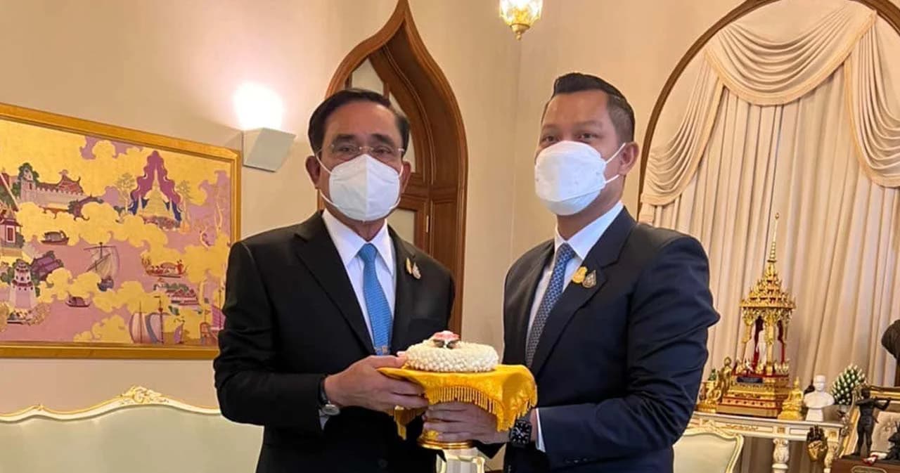 ‘ธนกร’ นำพวงมาลัยกราบลานายกฯ ลาออกจากโฆษกรัฐบาล เพื่อทำหน้าที่ ส.ส.