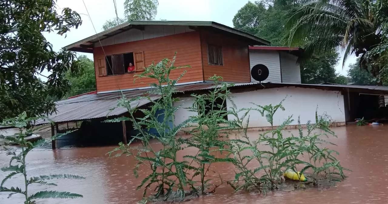 ฝนตกหนัก น้ำป่าไหลหลาก จ.พิษณุโลก ไฟดูดเสียชีวิต 2 คน