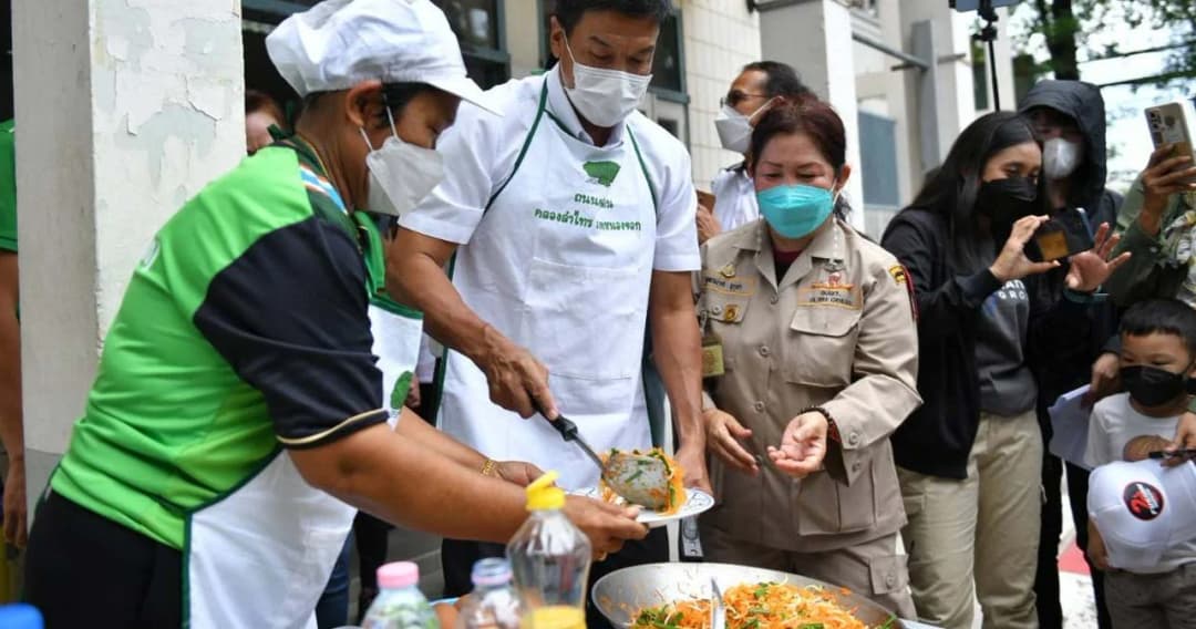 ‘ชัชชาติ’​ ควงตะหลิวโชว์ฝีมือปรุงผัดไทยวุ้นเส้น ให้บุคลากร กทม.เขตหนองจอก​รับประทานมื้อเที่ยง​ 