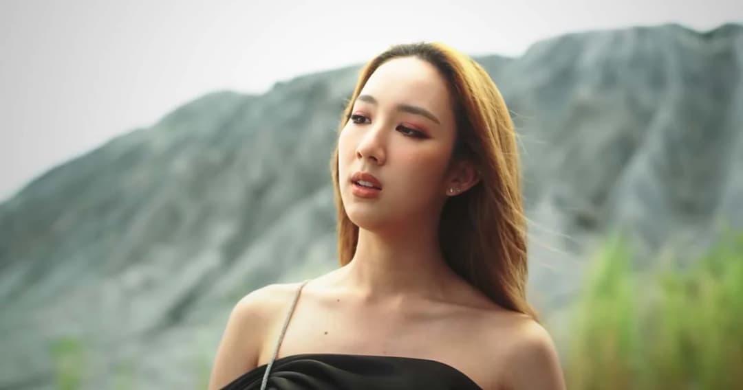 ‘อ้าย สรัลชนา’ ถ่ายทอดความรักสุดเจ็บปวดผ่านซิงเกิล ‘คนร้าย’ เพลงประกอบซีรีส์ ‘ด้วยรักและหักหลัง P.S. I HATE YOU’