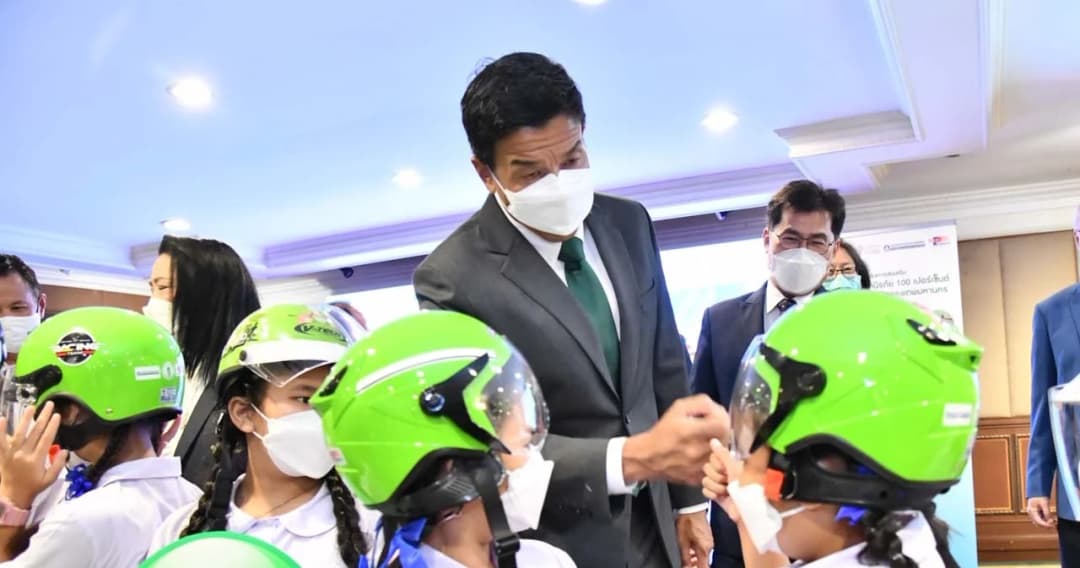 ‘ชัชชาติ’ รับมอบหมวกนิรภัย 126,117 ใบ จากสมาคมประกันวินาศภัยและเครือข่าย ‘ชัชชาติ’ รับมอบหมวกนิรภัย  หนุน รร.สังกัดกทม.สวม 100%